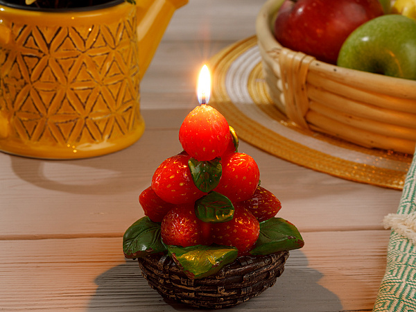 Strawberry Candle 8х8х16 cm
